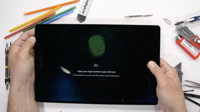 Kiểm chứng độ bền Galaxy Tab S8 Ultra: Mỏng hơn iPad nhưng bẻ không gãy - Ảnh 6.