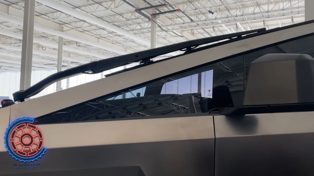 It's a bit impressive from a distance, but up close, you can see how bad Tesla's new Cybertruck model is!  - Photo 3.