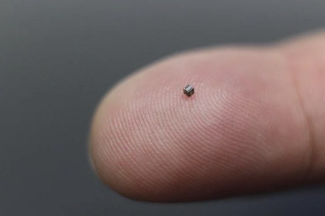 Mazda welders create metal dice as small as a grain of sand - Photo 2.