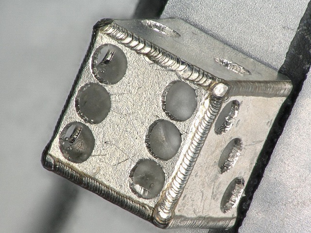 Mazda welders create metal dice as small as a grain of sand - Photo 1.