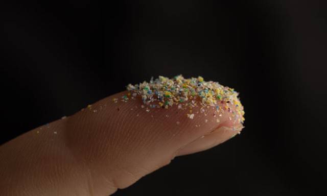 For the first time, microplastics were discovered deep in the human lungs - Photo 1.