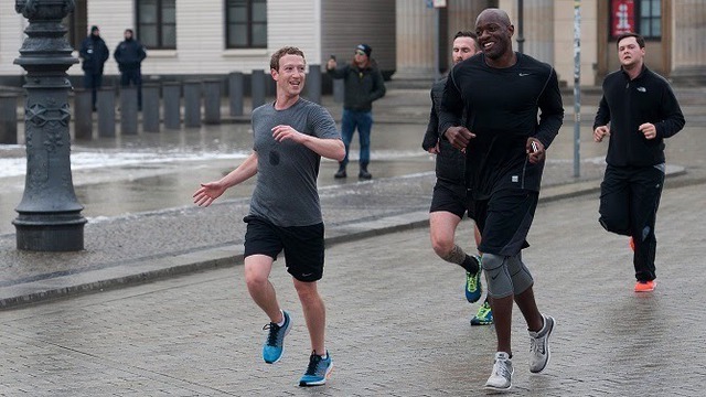 Seeing Mark Zuckerberg's family having dinner on the street, netizens wonder: Spending security money at 26.8 million USD per year, but where are the bodyguards?  - Photo 2.