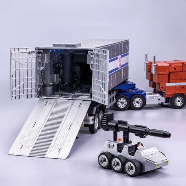 The Optimus Prime toy robot has been upgraded with a very good trailer, which can automatically transform through a few simple commands - Photo 3.