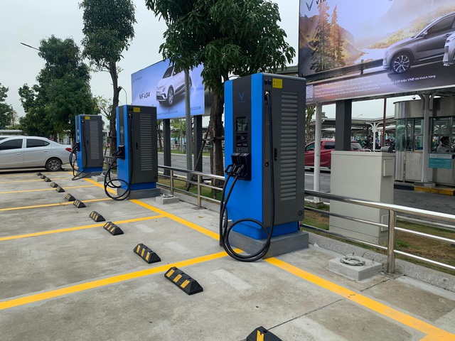 VinFast deploys a super-fast electric vehicle charging station in Vietnam, with a capacity equal to Tesla - Photo 2.