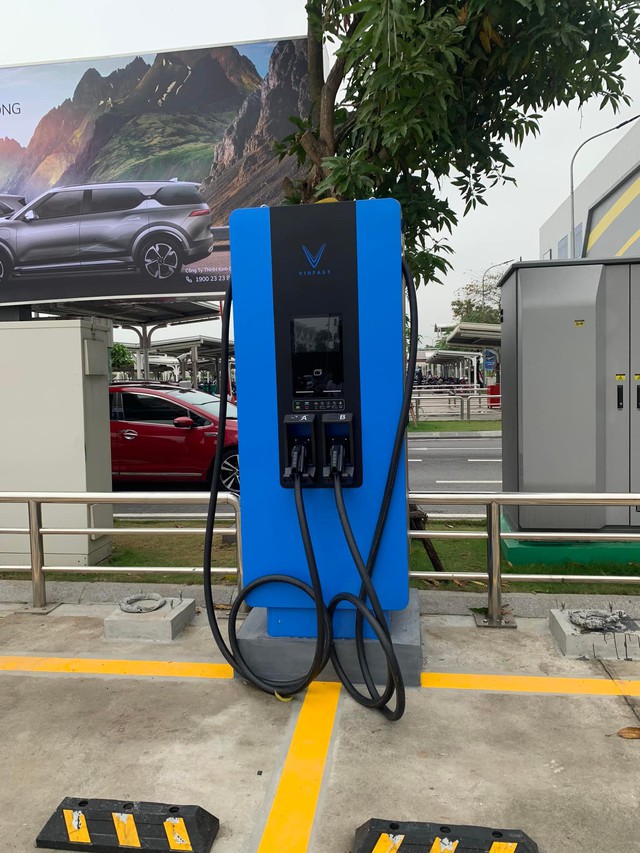 VinFast deploys a super-fast electric vehicle charging station in Vietnam, with a capacity equal to Tesla - Photo 1.