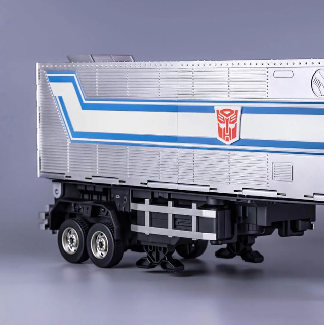 The Optimus Prime toy robot has been upgraded with a very nice trailer, which can automatically transform through a few simple commands - Photo 8.