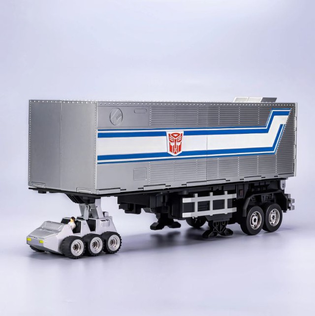The Optimus Prime toy robot has been upgraded with a very good trailer, which can automatically transform through a few simple commands - Photo 10.