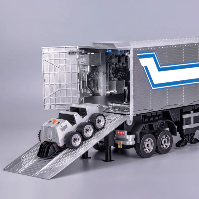 The Optimus Prime toy robot has been upgraded with a very good trailer, which can automatically transform through a few simple commands - Photo 7.