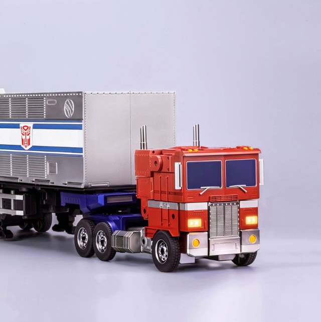 The Optimus Prime toy robot has been upgraded with a very nice trailer, which can automatically transform through a few simple commands - Photo 11.