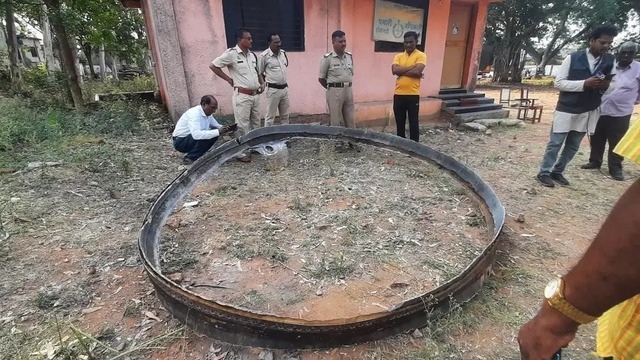 India: A giant iron ring fell from the sky, suspected to be Chinese missile debris - Photo 1.