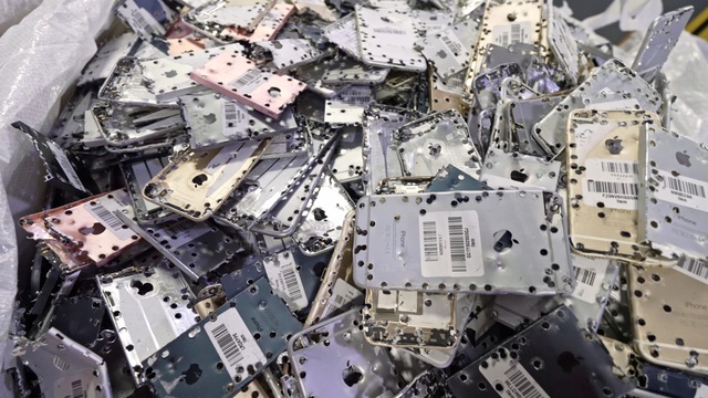 Video shows how Apple's Daisy robot disassembles iPhones for recycling - Photo 1.