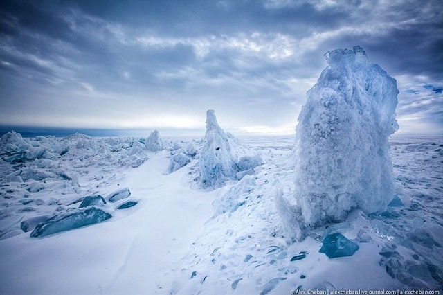 Hiện tượng kỳ lạ: Sóng đóng băng, vỡ tan như kính trên hồ nước ngọt lớn nhất thế giới - Ảnh 11.