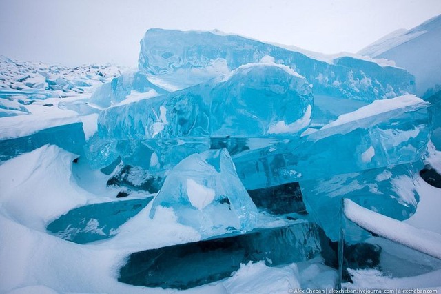 Hiện tượng kỳ lạ: Sóng đóng băng, vỡ tan như kính trên hồ nước ngọt lớn nhất thế giới - Ảnh 12.
