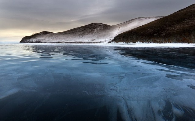 Hiện tượng kỳ lạ: Sóng đóng băng, vỡ tan như kính trên hồ nước ngọt lớn nhất thế giới - Ảnh 4.