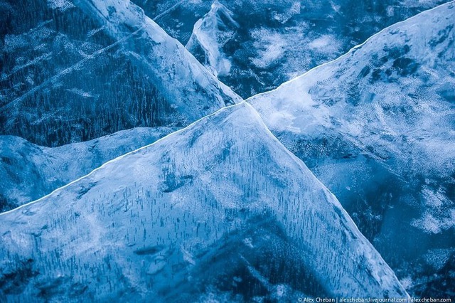 Hiện tượng kỳ lạ: Sóng đóng băng, vỡ tan như kính trên hồ nước ngọt lớn nhất thế giới - Ảnh 7.