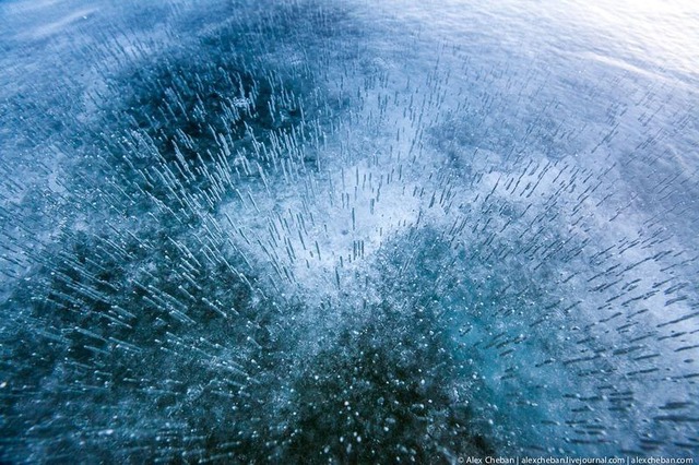 Hiện tượng kỳ lạ: Sóng đóng băng, vỡ tan như kính trên hồ nước ngọt lớn nhất thế giới - Ảnh 8.