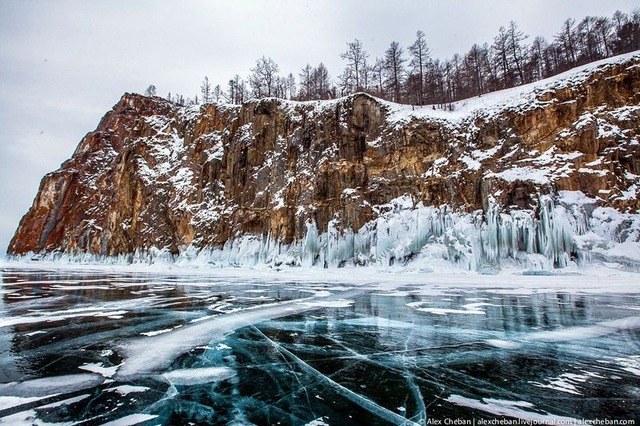Hiện tượng kỳ lạ: Sóng đóng băng, vỡ tan như kính trên hồ nước ngọt lớn nhất thế giới - Ảnh 10.