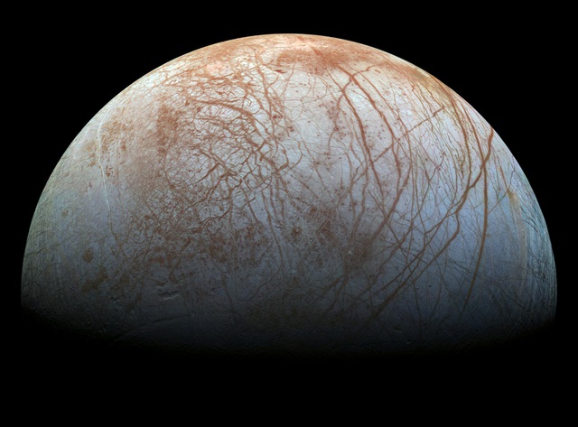 Băng ở Greenland giúp các nhà nghiên cứu tìm sự sống trên Europa, vệ tinh lạnh giá của Sao Thổ - Ảnh 1.