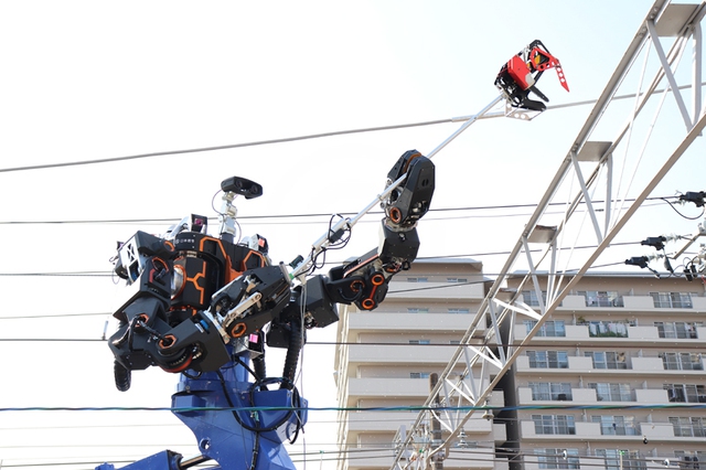 Japan makes giant construction robots controlled by virtual reality, cool like the Jaegers in Pacific Rim - Photo 1.