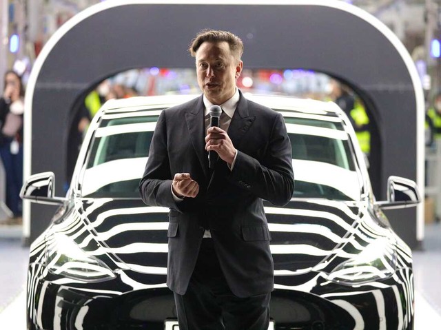 Tesla evaporated $ 125 billion in market value after Elon Musk reached an agreement to buy Twitter - Photo 1.