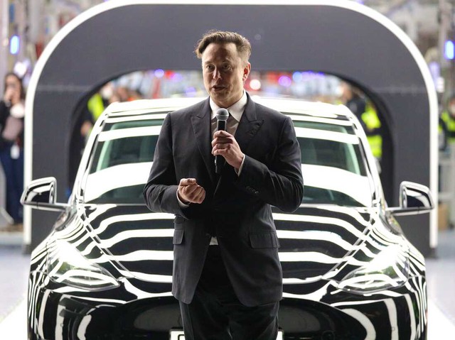 Tesla lost $125 billion in market value after Elon Musk reached an agreement to buy Twitter - Photo 1.