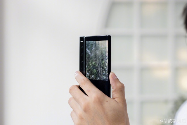 Ảnh thực tế Huawei Mate XS 2 với thiết kế mới, phần cứng lỗi thời, giá cao - Ảnh 12. Ảnh thực tế Huawei Mate XS 2 với thiết kế mới, phần cứng lỗi thời, giá cao - Ảnh 12.