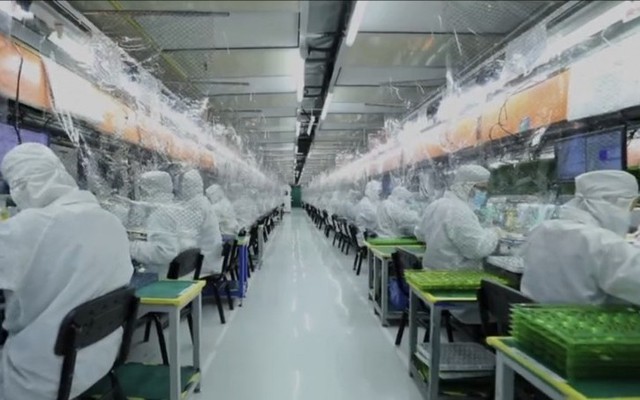 In the midst of boiling water, China surprised when it entered the water, allowing the iPhone assembly factory to operate in the middle of the epidemic - Photo 1.