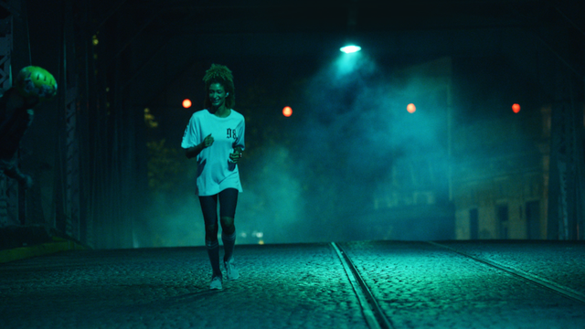 The ad has a scene of women running alone at 2 am, Samsung is criticized as 'naive' - Photo 2.