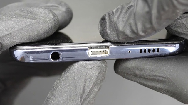 The world's first Android phone with a Lightning port - Photo 2.