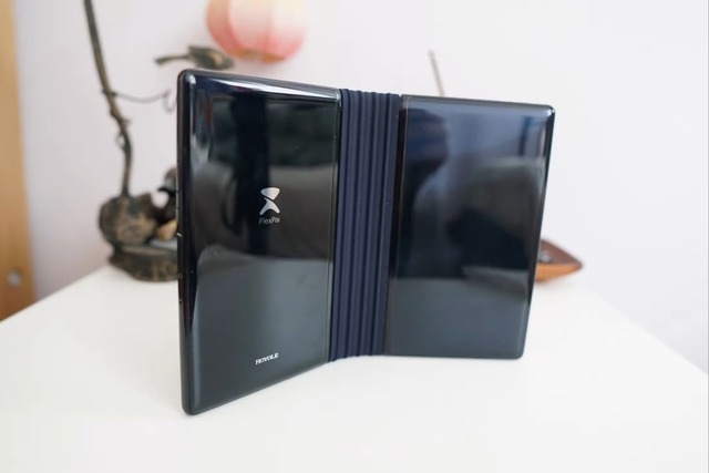 The world's first folding smartphone maker is about to go bankrupt - Photo 1.