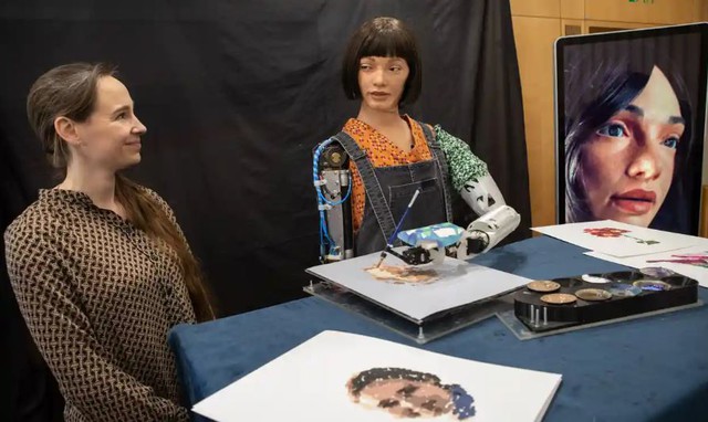 This is the first robot that can paint like a professional painter, even participating in one of the world's largest exhibitions - Photo 4.