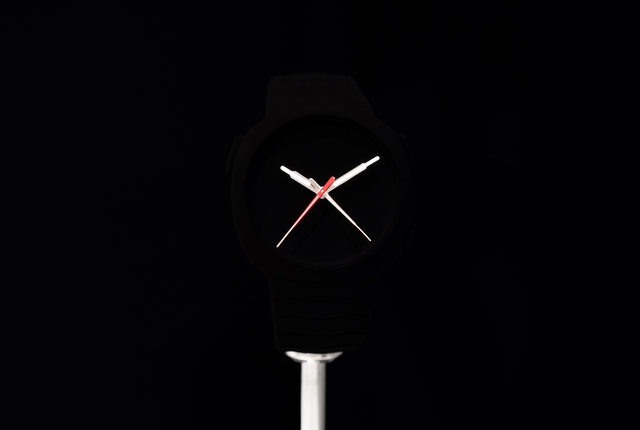 Đây là chiếc đồng hồ đen nhất thế giới, chẳng nhìn thấy gì ngoài những cây kim - Ảnh 1.