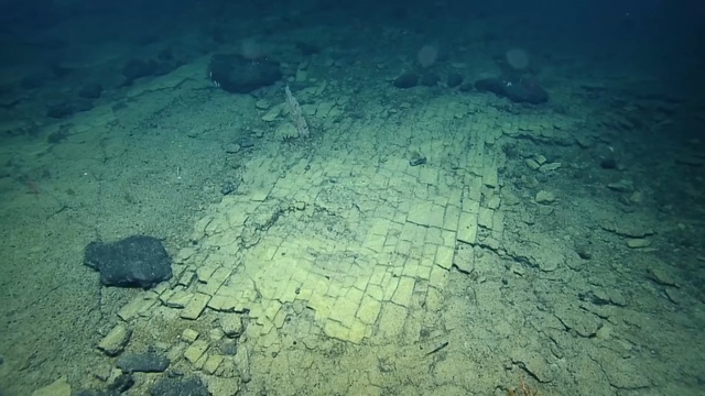 Phát hiện &quot;con đường gạch vàng&quot; bí ẩn dưới đáy Thái Bình Dương, cứ ngỡ như lối vào Atlantis - Ảnh 2.