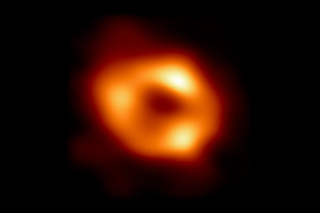 Tấm ảnh lỗ đen vũ trụ thứ hai của nhân loại chụp Sagittarius A*, thiên thể khổng lồ nằm ngay trung tâm Dải Ngân hà - Ảnh 1.