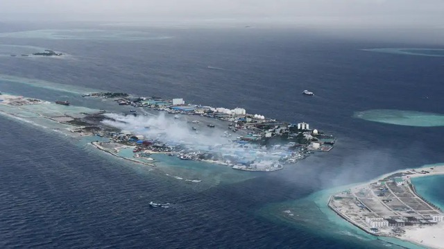 Close-up of the 'junk island' - an artificial scar in the Maldives tourist paradise - Photo 1.