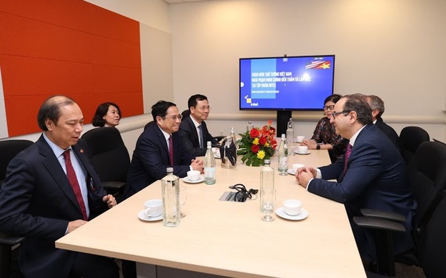 CEO Tim Cook: Apple will consider increasing the number of domestic suppliers in Vietnam - Photo 1.