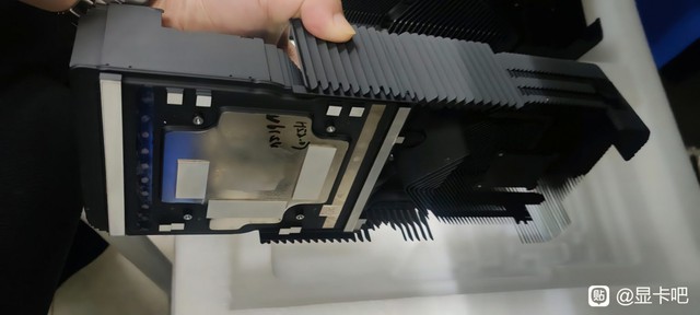 Revealing the huge cooling system of the Nvidia RTX 4090 Ti - Photo 1.