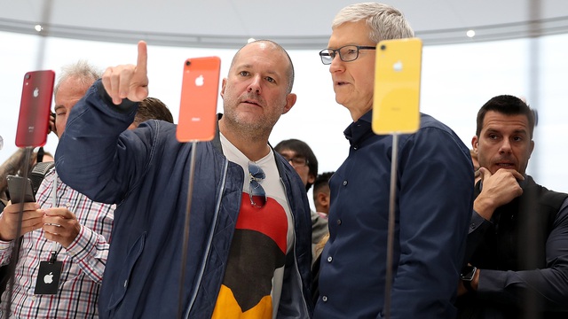 Tại sao huyền thoại thiết kế Jony Ive rời khỏi Apple sau gần 30 năm làm việc: Steve Jobs là một phần lý do - Ảnh 1.