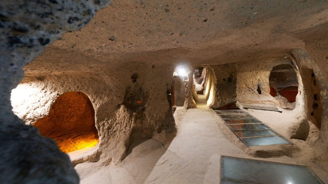 Repairing the basement, the man discovered an ancient city 18 floors deep below his house - Photo 11.