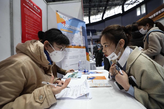 Chinese students face a job crisis when the technology and electric vehicle sectors stop hiring - Photo 2.