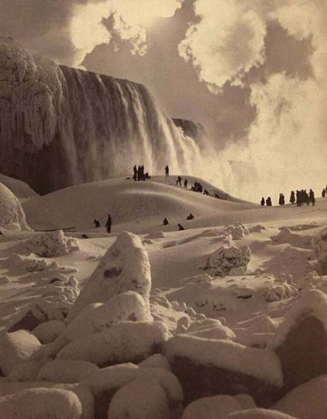 Thác nước nổi danh Niagara bị đóng băng vào năm 1883.