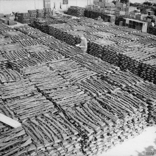 Những đống súng trường được binh lính Đức đầu hàng nộp lại sau khi Chiến tranh thế giới thứ hai kết thúc, năm 1945.
