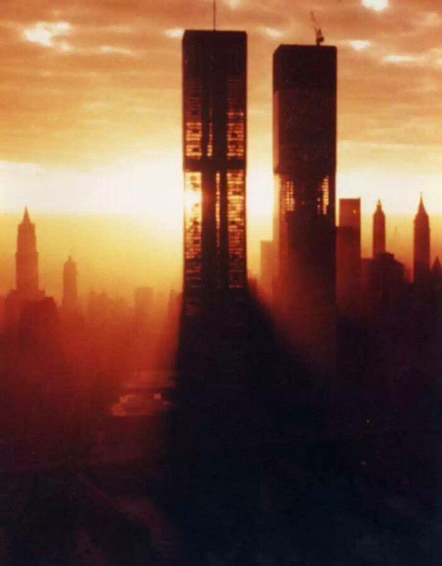 Bức ảnh cho thấy cấu trúc chính của tòa tháp đôi. Ảnh chụp năm 1970, khi nó đang trong quá trình xây dựng.