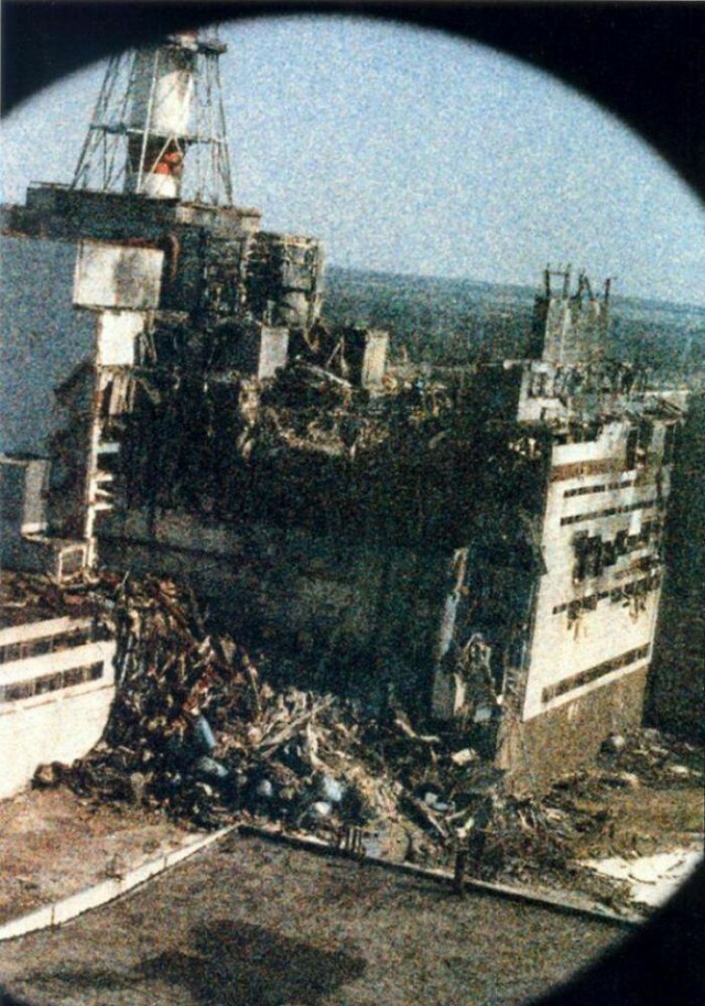 Bức ảnh đầu tiên về Chernobyl vào buổi sáng khi thảm họa hạt nhân xảy ra, ngày 26 tháng 4 năm 1986. Độ nhiễu hạt trên ảnh là do ảnh hưởng của bức xạ trong không khí. Ảnh do Igor Kostin chụp.
