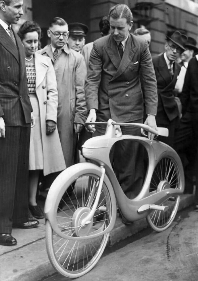 Benjamin Bowden khoe chiếc xe đạp có kiểu dáng hiện đại mang tên Spacelander của mình vào ngày 17/9/1946.