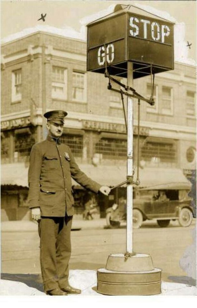 Đèn giao thông được điều khiển bằng tay, Philadelphia, năm 1922.