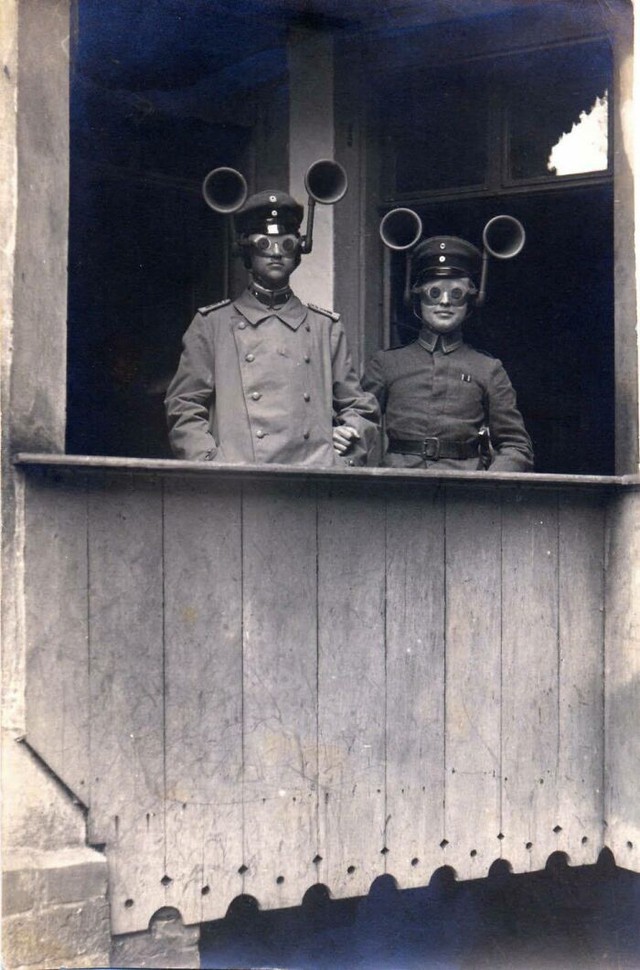 Thiết bị định vị âm thanh, một loại radar thời sơ khai, năm 1917.