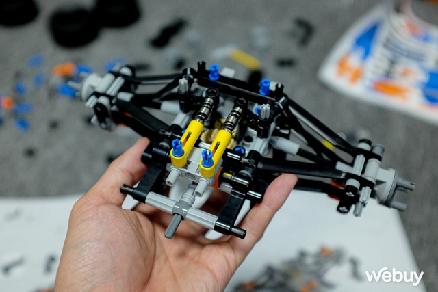 Lần đầu chơi LEGO 1432 mảnh: Mất 10 tiếng mới ghép xong, thành hình xe đua F1 McLaren chân thật đến từng chi tiết - Ảnh 10.