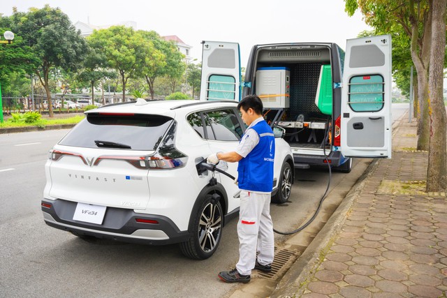 VinFast deploys an electric car rescue service if the battery runs out in the middle of the road: 300,000 VND/time, claiming to be a 