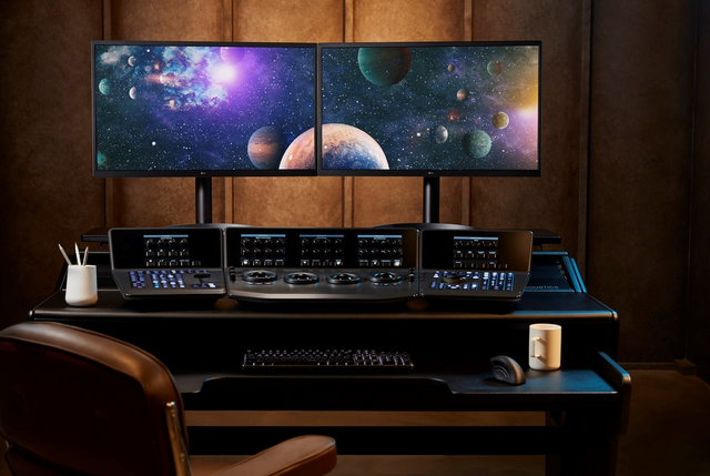 LG introduces the world's first pair of OLED computer monitors for professional imagers - Photo 1.